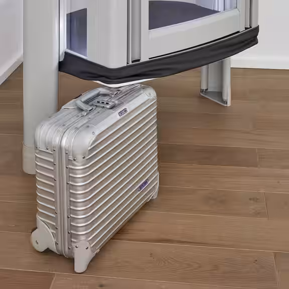 LIFTON Homelift steht über einem Koffer