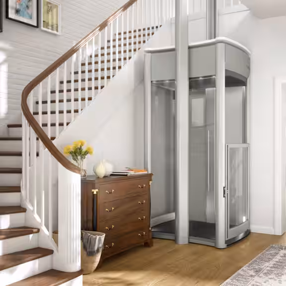 Seitenansicht von einem LIFTON Homelift im Treppenauge