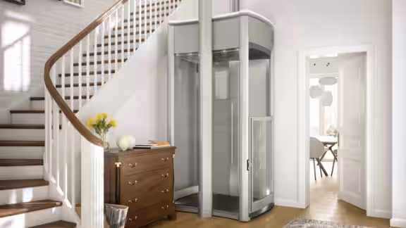 Seitenansicht von einem LIFTON Homelift im Treppenauge