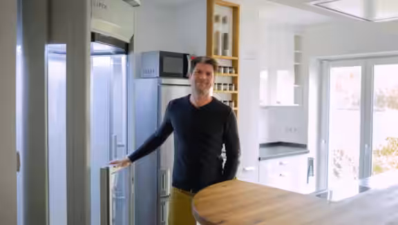 Timo vor dem LIFTON Homelift