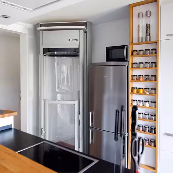 LIFTON Homelift in der Ecke einer hellen Küche