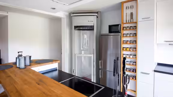 LIFTON Homelift in der Ecke einer hellen Küche