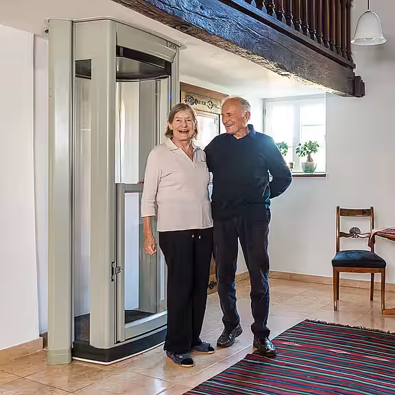 Ehepaar Poll vor ihrem LIFTON DUO Homelift
