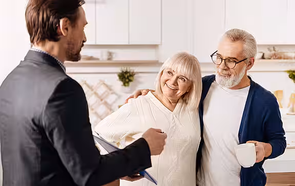 Ein Bauprojektmanager von LIFTON stellt sich einem älteren Ehepaar freundlich vor und bespricht die letzten Details vor dem Einbau.
