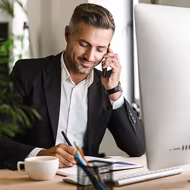 Ein LIFTON Mitarbeiter führt einen Beratungsgespräch am Telefon